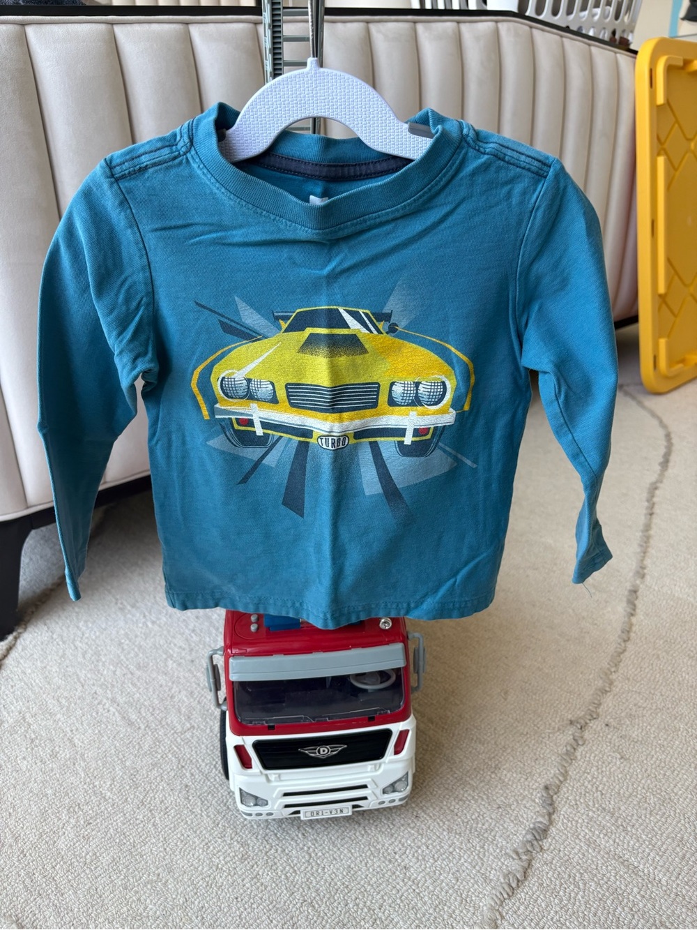 TEA COLLECTION | Long-Sleeve Tee with Yellow Car Graphic - GUC